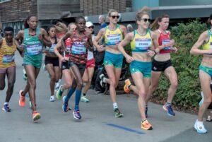 DSC07245 Womens marathon leading group