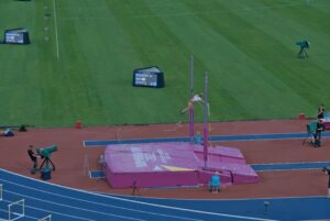 DSC07562 Womens Polevault English Athlete clears 4m 25